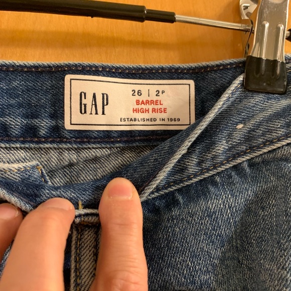 GAP Women's Cropped Jeans in Classic Blue - Picture 2 of 4